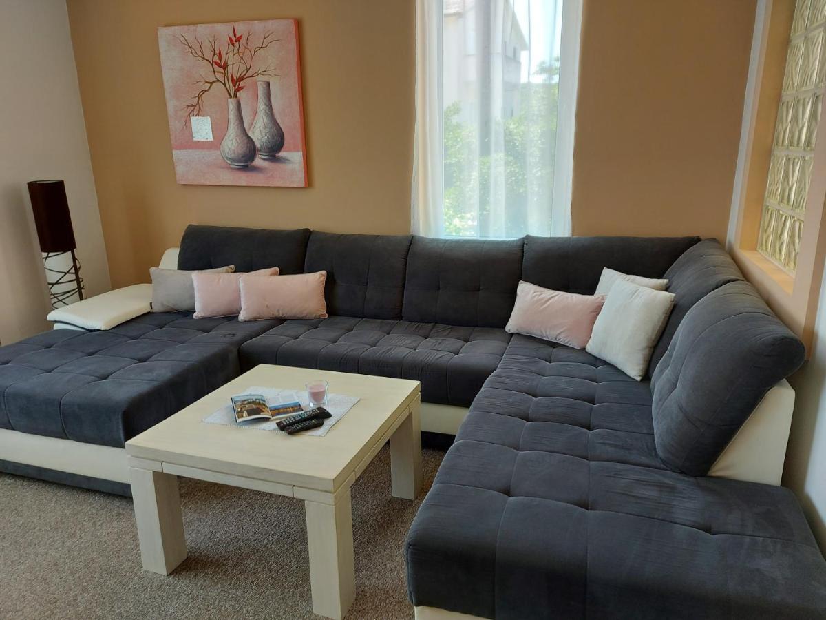 Ferienwohnung Apartman Larisa Kampor Exterior foto