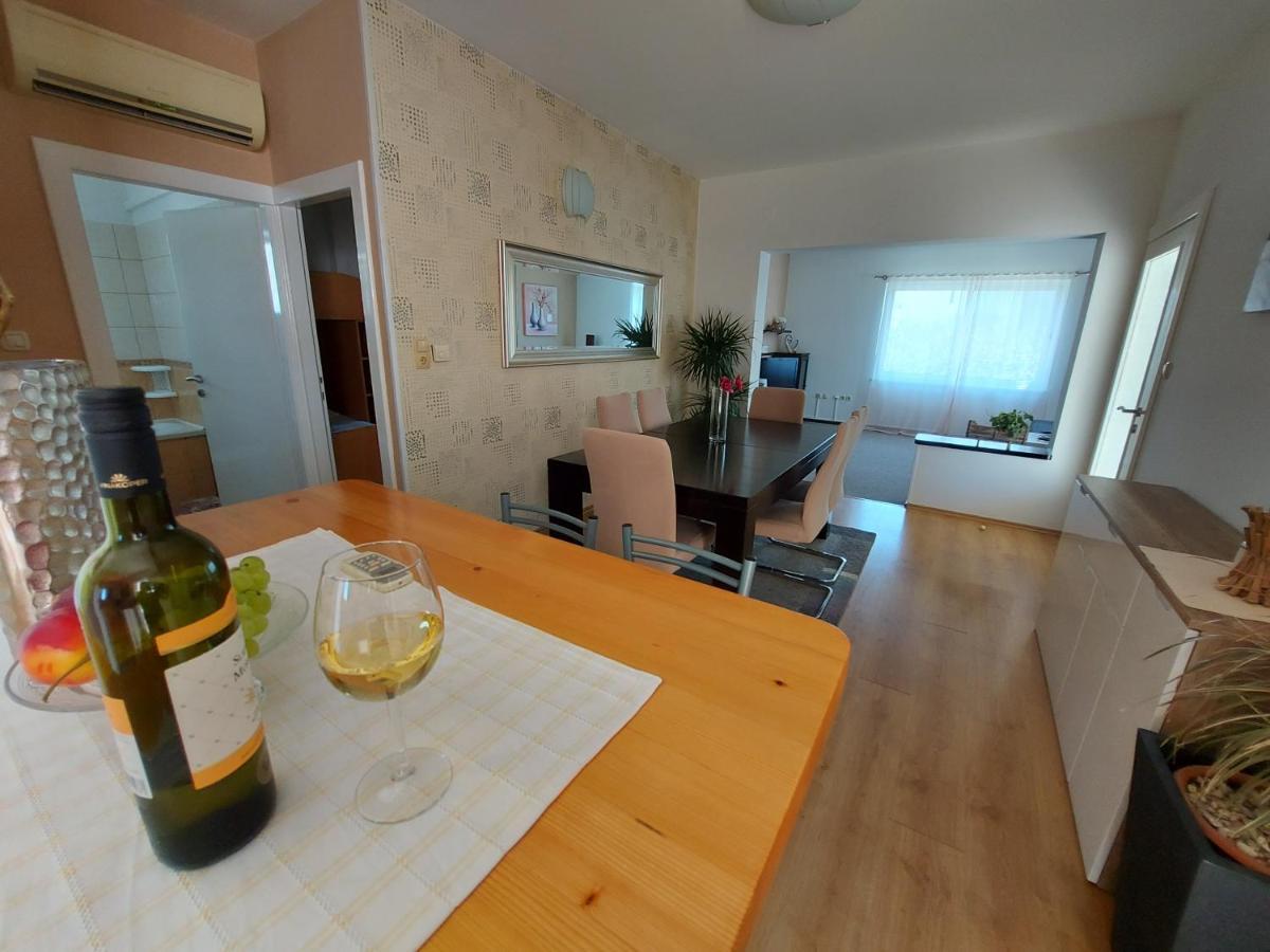 Ferienwohnung Apartman Larisa Kampor Exterior foto