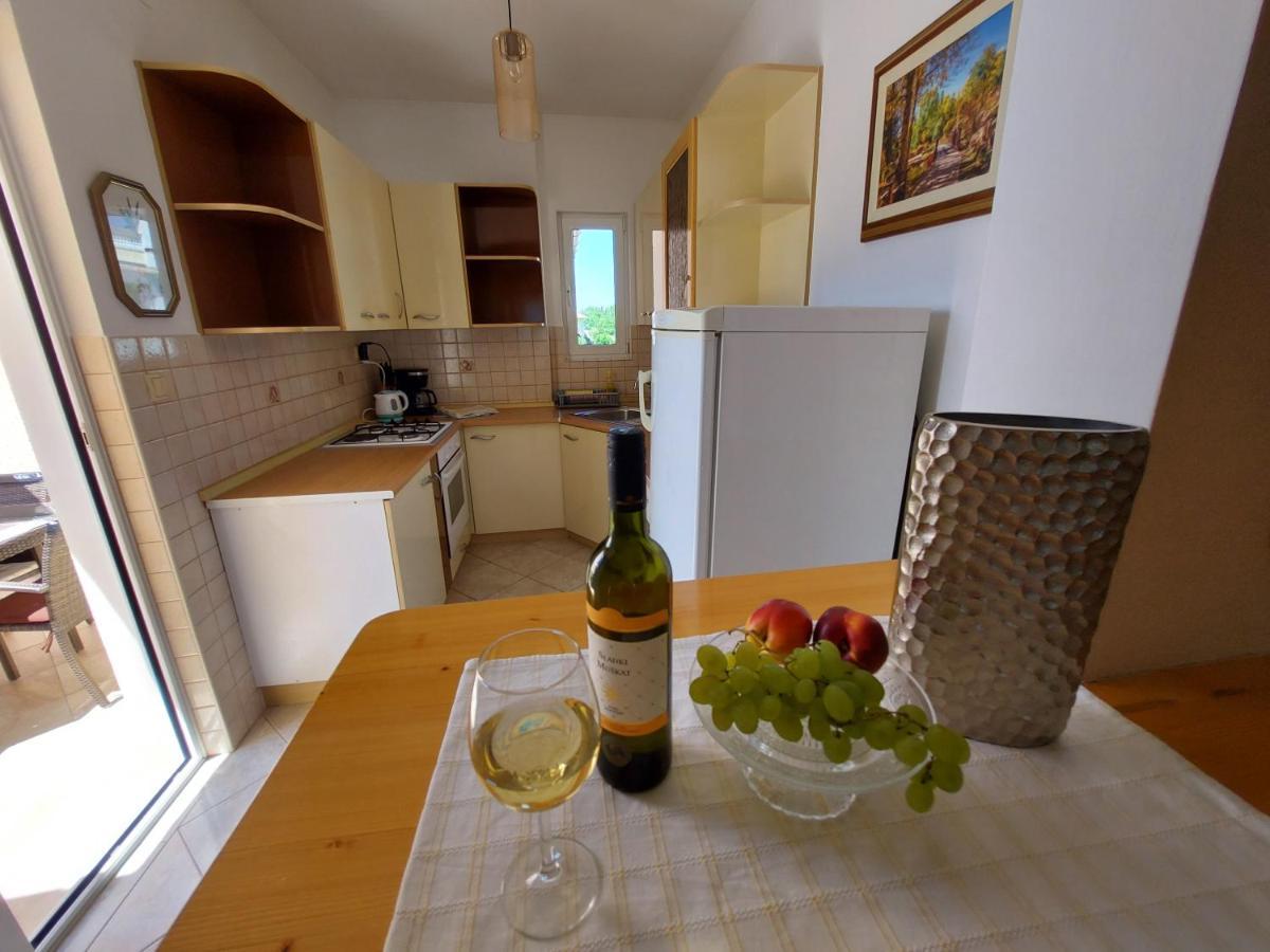 Ferienwohnung Apartman Larisa Kampor Exterior foto