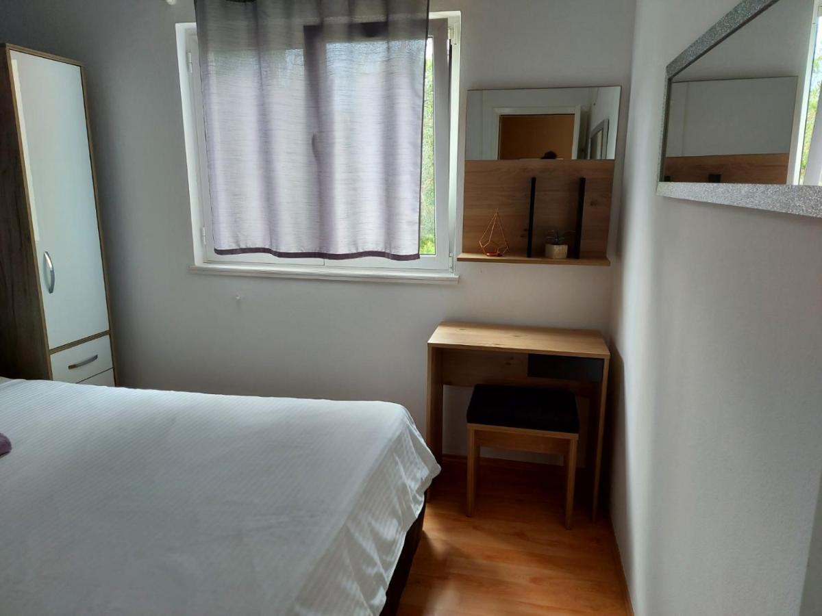 Ferienwohnung Apartman Larisa Kampor Exterior foto